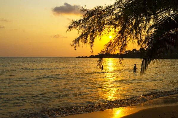 Pôr Sol Com Silhueta Viajante Praia Koh Chang Tailândia — Fotografia de Stock