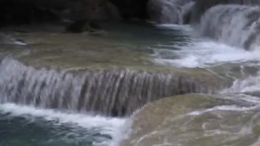  Erawan Şelalesi suyu yeşil ormanda zümrüttür ve Tayland 'ın Kanchanaburi eyaletinde yağmur ormanıdır.