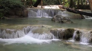  Erawan Şelalesi suyu yeşil ormanda zümrüttür ve Tayland 'ın Kanchanaburi eyaletinde yağmur ormanıdır.