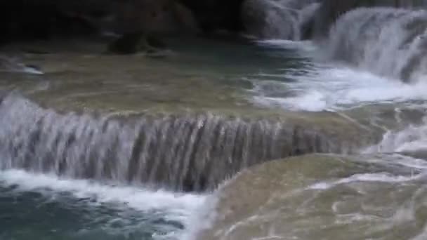 Erawan Waterfall Νερό Είναι Σμαράγδι Στο Καταπράσινο Δάσος Και Είναι — Αρχείο Βίντεο