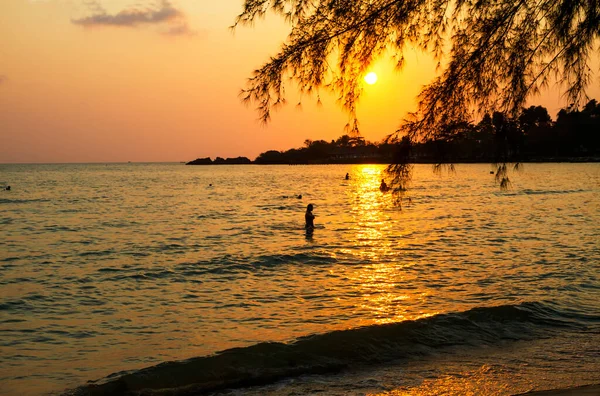 Gün batımında Koh Chang Tayland sahilinde gezginlerin siyah gölgesi