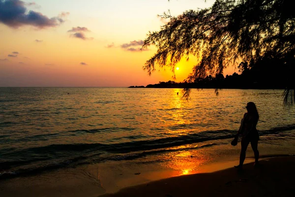 Coucher Soleil Magnifique Avec Silhouette Voyageur Plage Koh Chang Thaïlande — Photo