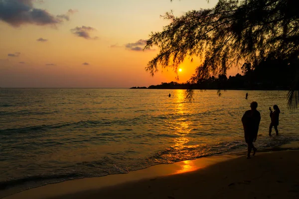 Caminhada Viajante Relaxar Pôr Sol Praia Koh Chang Tailândia — Fotografia de Stock