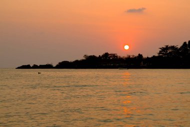 Koh Chang Tayland sahilinde günbatımı ve alacakaranlık.