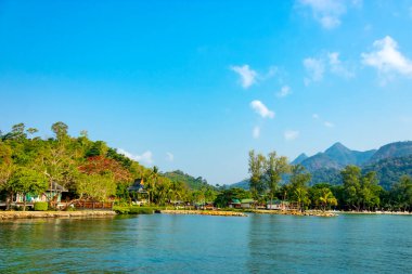 Koh Chang Tayland 'da sahili ve doğası olan bir misafir evi.