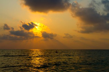 Akşam Koh Chang Tayland 'da, Issız sahilde gün batımı.