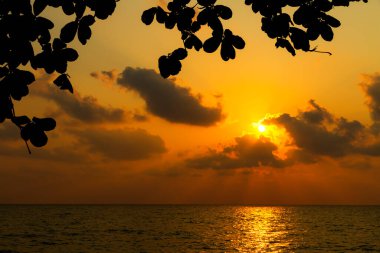 Yalnız kumsalda gün batımı ve akşam Koh Chang Tayland 'da siluet.