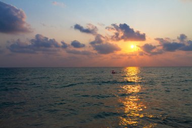 Koh Chang Tayland 'da bulutlu bir gün batımı.