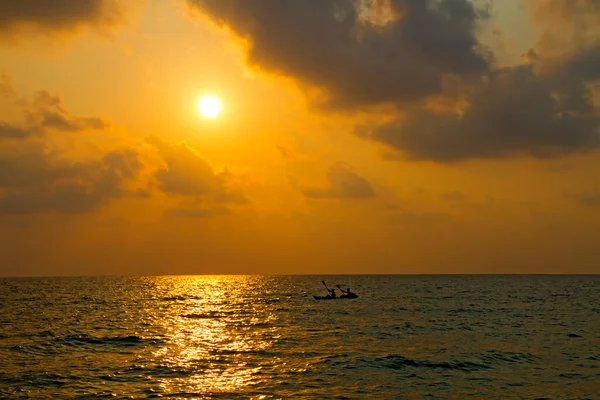 Puesta Sol Barco Pequeño Playa Lonely Koh Chang Tailandia — Foto de Stock