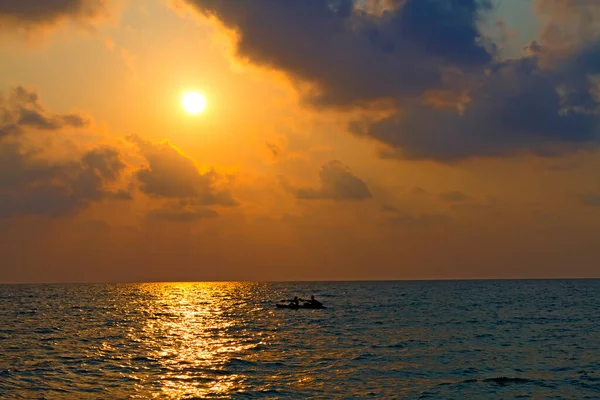 Puesta Sol Silueta Dos Viajeros Playa Lonely Koh Chang Tailandia — Foto de Stock