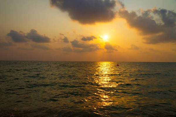 타이의 고창에 해변에 아름다운 석양과 실루엣 로열티 프리 스톡 이미지