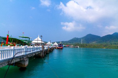 Bangbao Körfezi 'nde liman ve Koh Chang Tayland' da beyaz köprü