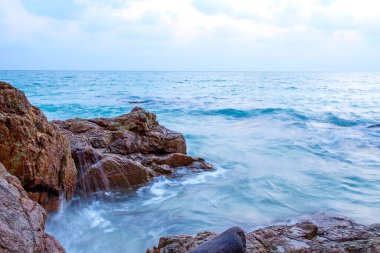 Koh Chang Tayland 'da alacakaranlıkla birlikte gün batımı ve taş.