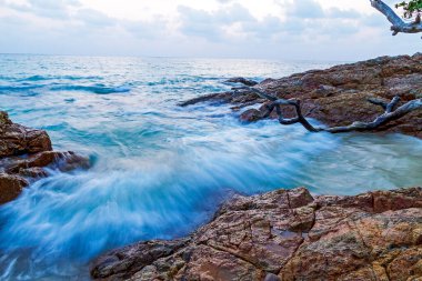 Gün batımında gün batımından önce Koh Chang Tayland 'da yapayalnız plajda.