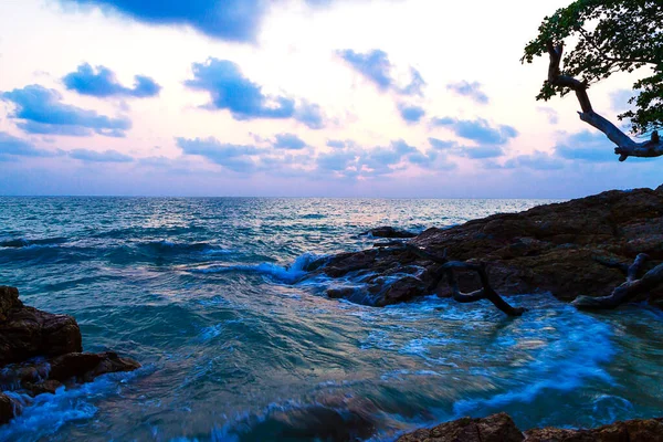Gün batımından önce, Koh Chang Tayland 'daki ıssız plajda güneşli bir gün.