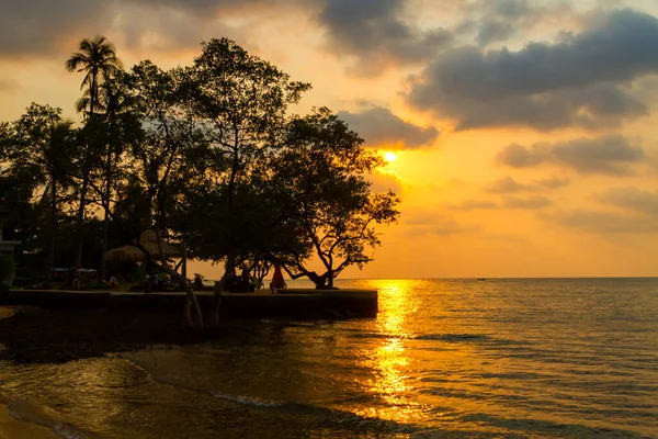 Pôr Sol Silhueta Árvores Praia Bailan Koh Chang Tailândia — Fotografia de Stock