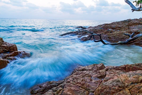 Gün batımında gün batımından önce Koh Chang Tayland 'da yapayalnız plajda.