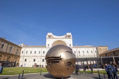 Vatikan Müzeleri, arabalardan avlusu.