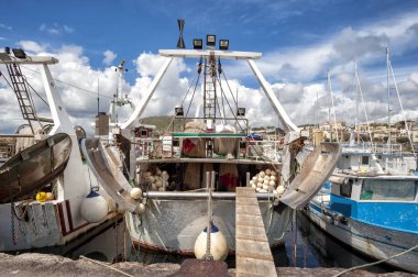 balıkçı tekneleri Limanda demirli.