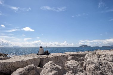 deniz gözlem kaya üzerinde turist.
