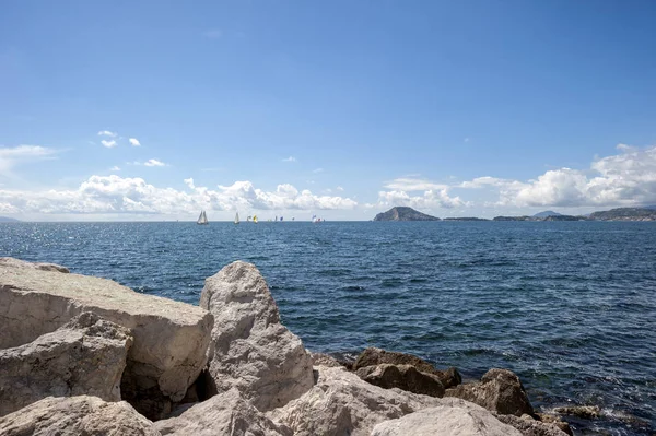 Pozzuoli Körfezi 'nden Flegraean alanların görünümü, Napoli.