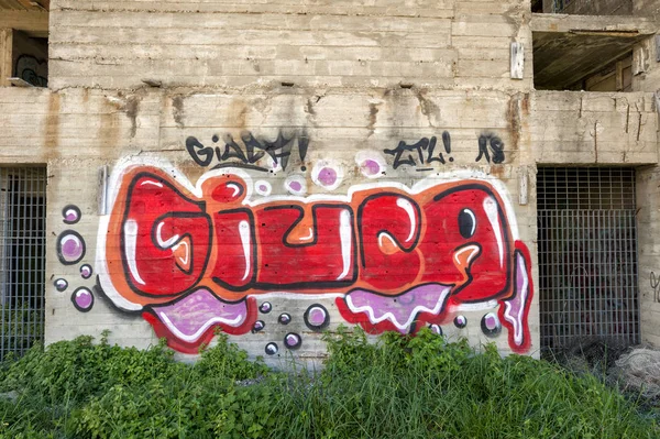 Красные Граффити Серой Бетонной Стене — стоковое фото