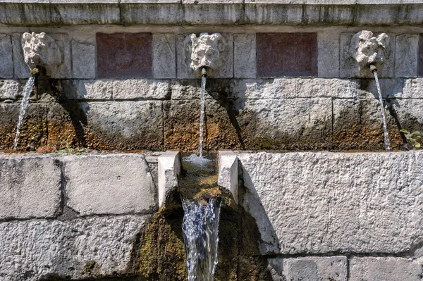 Çeşme Ağızlı Fontana Delle Çift Ile Tarihi Çeşme Jetler Distribuited — Stok fotoğraf
