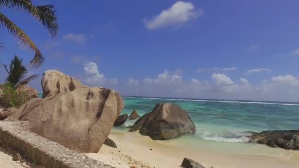 Caminando en la hermosa playa cerca de las rocas, Anse Source dArgent, La Digue, Seychelles — Vídeos de Stock