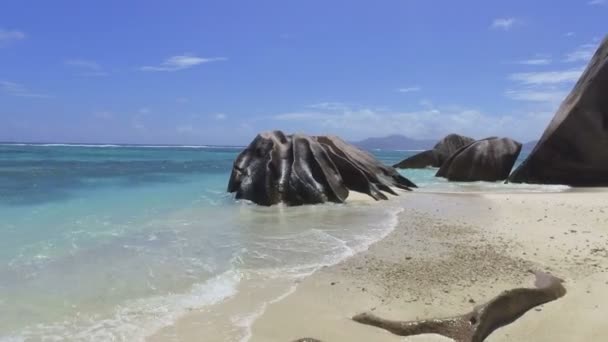 Wandern am Luxusstrand zu Felsen, anse source dargent, la digue, seychellen 2 — Stockvideo