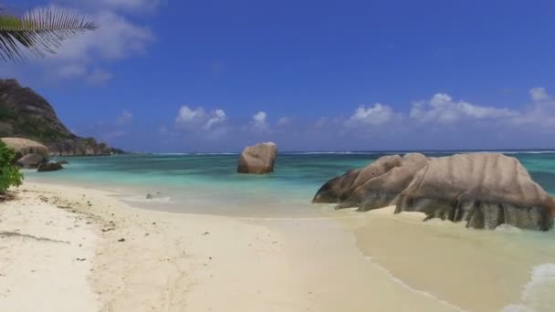 Caminando en el Luxury Beach, dargent de Seychelles, La Digue, Seychelles 1 — Vídeos de Stock