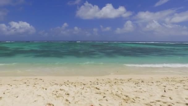 Caminando en la playa de lujo hasta el océano, La Digue, Seychelles — Vídeos de Stock