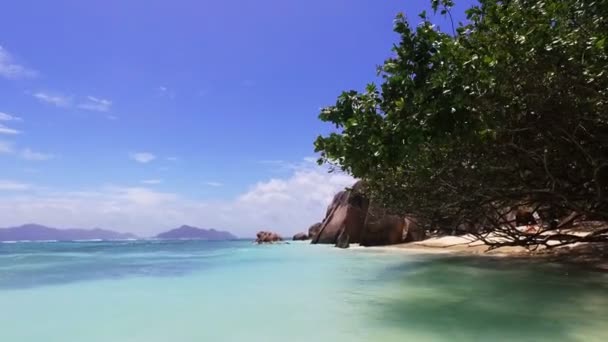 Kilátás az óceánra és a fa egy luxus Beach, La Digue Seychelle-szigetek 2 — Stock videók