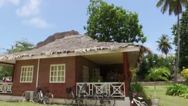 Nézd a kis kunyhót, egzotikus szigeten, La Digue, Seychelles-szigetek — Stock videók