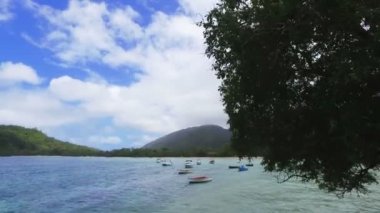 Görünüm Anse L'Islette Körfezi ve tekneler, ada Mahe, Seyşel Adaları