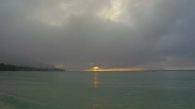 Günbatımı Beau Vallon plajında Adası Mahe, Seyşel Adaları