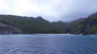 Bulutlu hava, Seyşel Adaları 1 teknede Anse Du Riz sahilden görünümünü