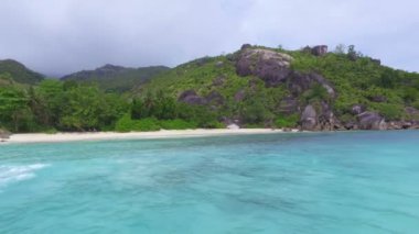 Bulutlu hava, Seyşel Adaları 3 teknede Anse Du Riz sahilden görünümünü