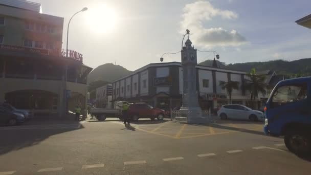 Victoria Mahe Island Seychelles 2016 Mulher Policial Africana Dirigindo Tráfego — Vídeo de Stock