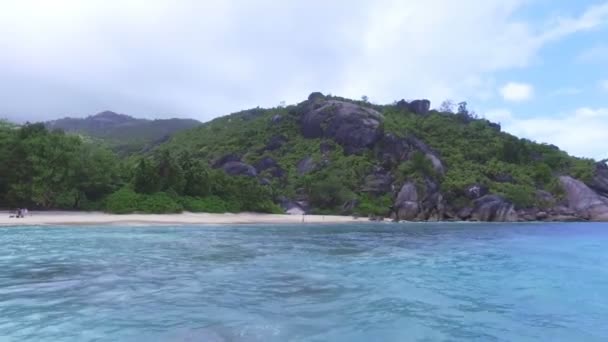 Uitzicht op het strand Anse Du Riz vanaf de boot op bewolkt Wheather, Seychellen 2 — Stockvideo