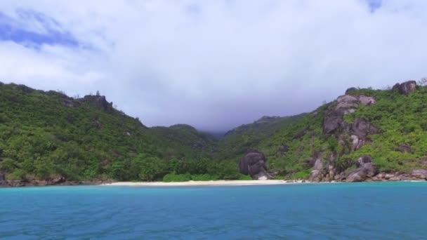 Uitzicht op het strand Anse Du Riz vanaf de boot op bewolkt Wheather, Seychellen 4 — Stockvideo