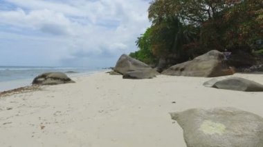 Kayalar, Beau Vallon Plajı, ada Mahe, Seyşel Adaları 1 ile yürüyüş