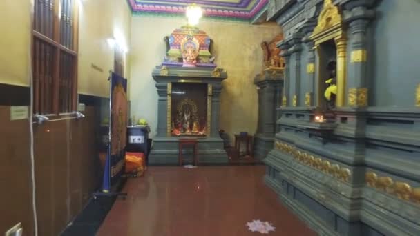 Binnen de Hindu tempel Arul Mihu Navasakthi Vinayagar, Seychellen 1 — Stockvideo