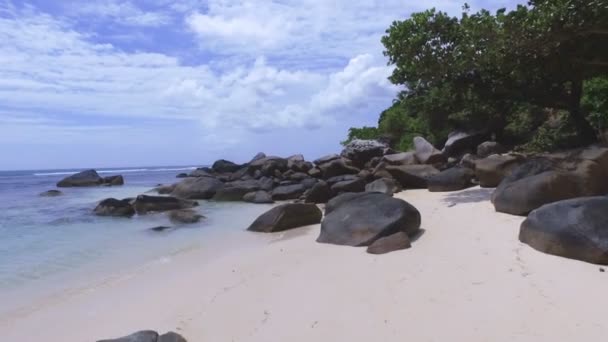 Caminando a través de las rocas, Beau Vallon Beach, Isla Mahe, Seychelles 5 — Vídeo de stock