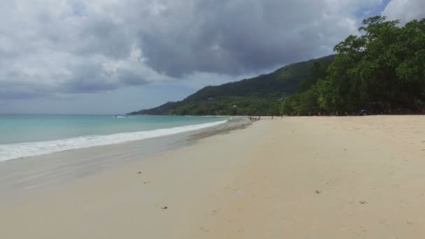 Wandern am Strand von beau vallon, Insel Mahé, Seychellen 1 — Stockvideo