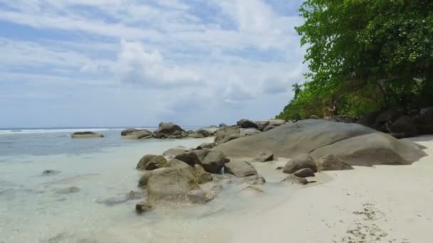 Caminando a través de las rocas, Beau Vallon Beach, Isla Mahe, Seychelles 3 — Vídeos de Stock