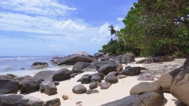 Caminando a través de las rocas, Beau Vallon Beach, Isla Mahe, Seychelles 4 — Vídeo de stock