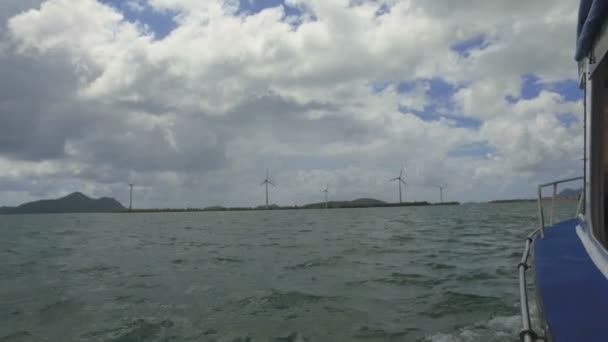 Veduta Dei Mulini Vento Nell Oceano Indiano Dalla Barca Isola — Video Stock