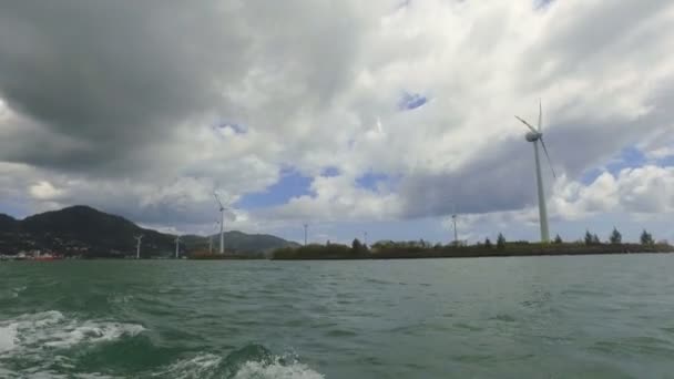 ボート マヘ島 セーシェル からインド洋の風車のビュー — ストック動画