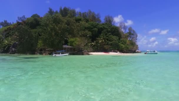Вид на пляж на одном из островов в Индийском океане, остров Муайенн, Сейшельские острова — стоковое видео