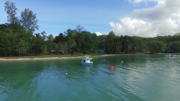 Uitzicht op de baai In de Indische Oceaan, Ile au Cerf, Seychellen — Stockvideo